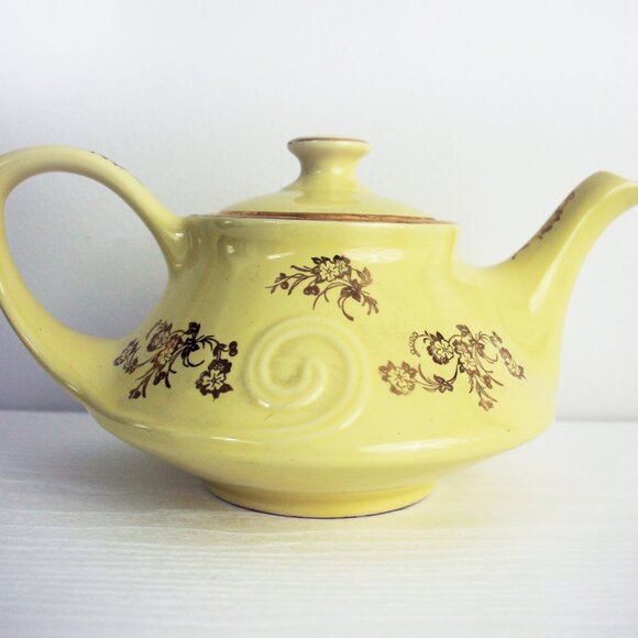 Aladdin Teapot, Pale Yellow and Gold Tea Set, Sugar Bowl and Creamer - Picture 3 of 13